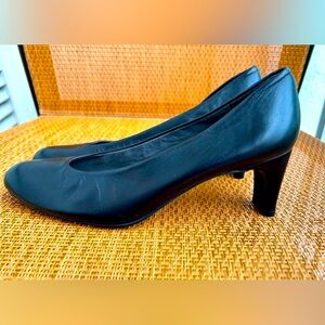 Stuart Weitzman Women's Round Toe Cone Heels Pumps Black Size 9/8,5 NWOT heel 3”